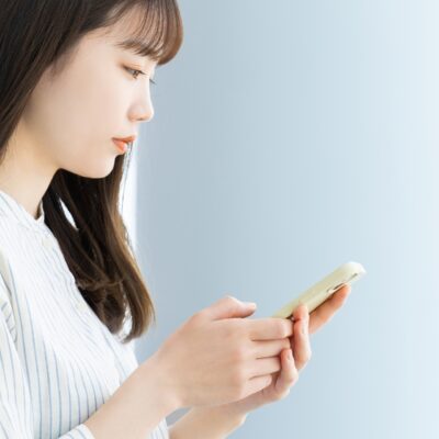 スマートフォンで処方箋を送る女性